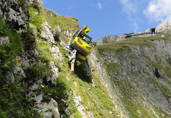 步履式山地挖掘機跨障礙